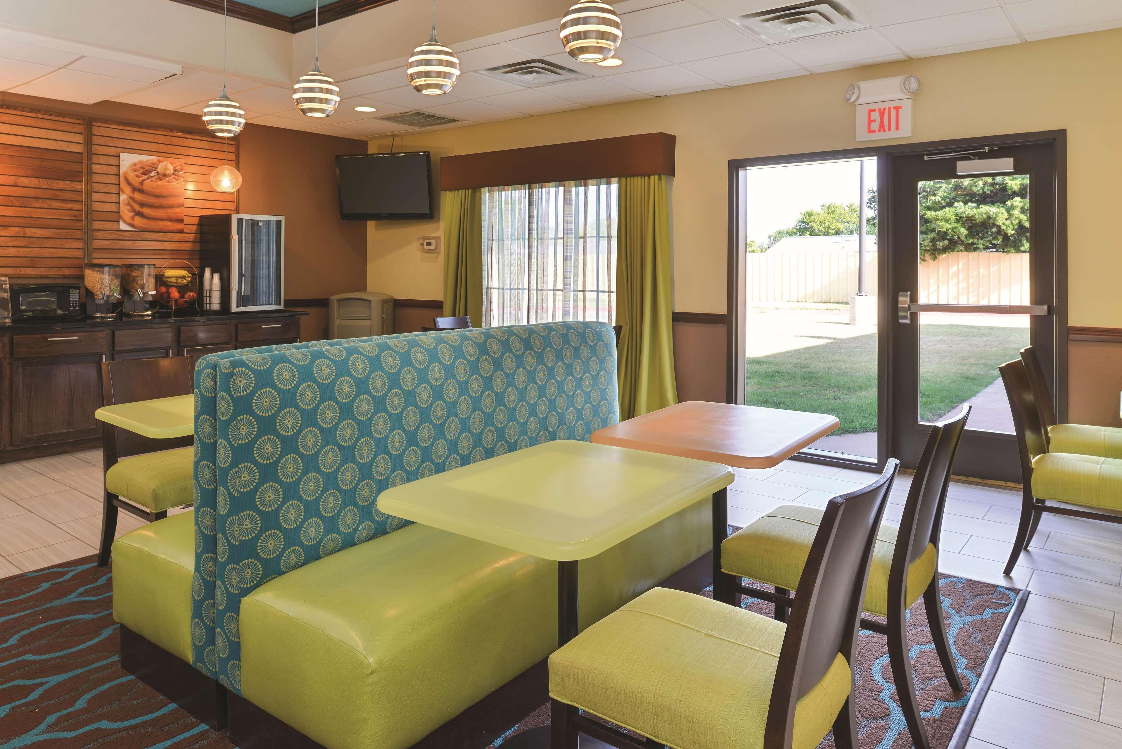 La Quinta By Wyndham Woodward Hotel Exterior photo