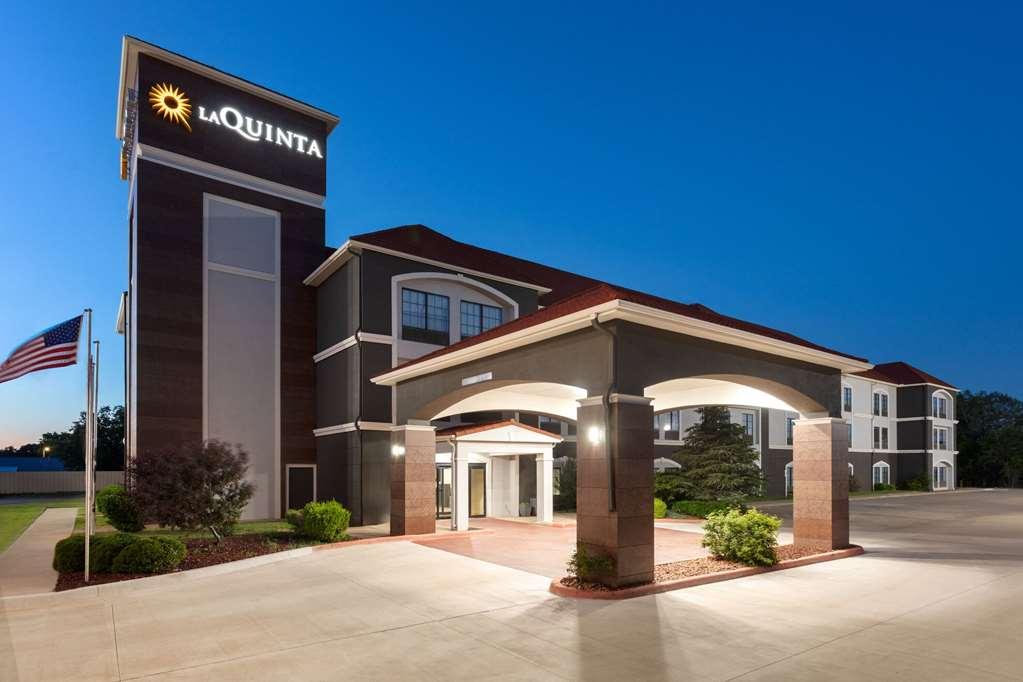 La Quinta By Wyndham Woodward Hotel Exterior photo