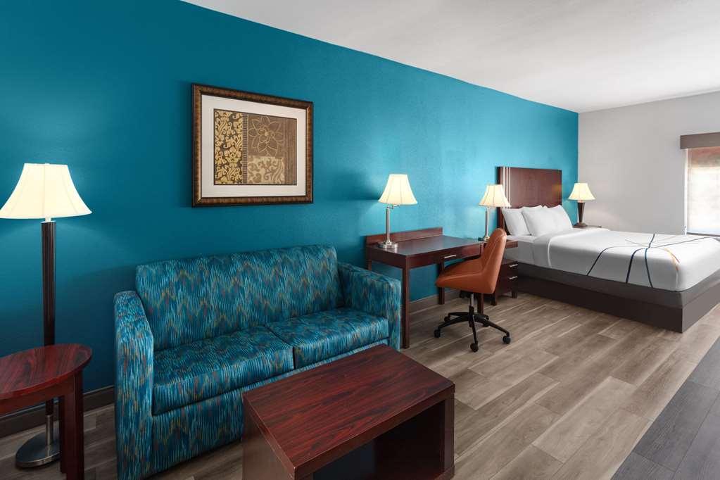 La Quinta By Wyndham Woodward Hotel Room photo